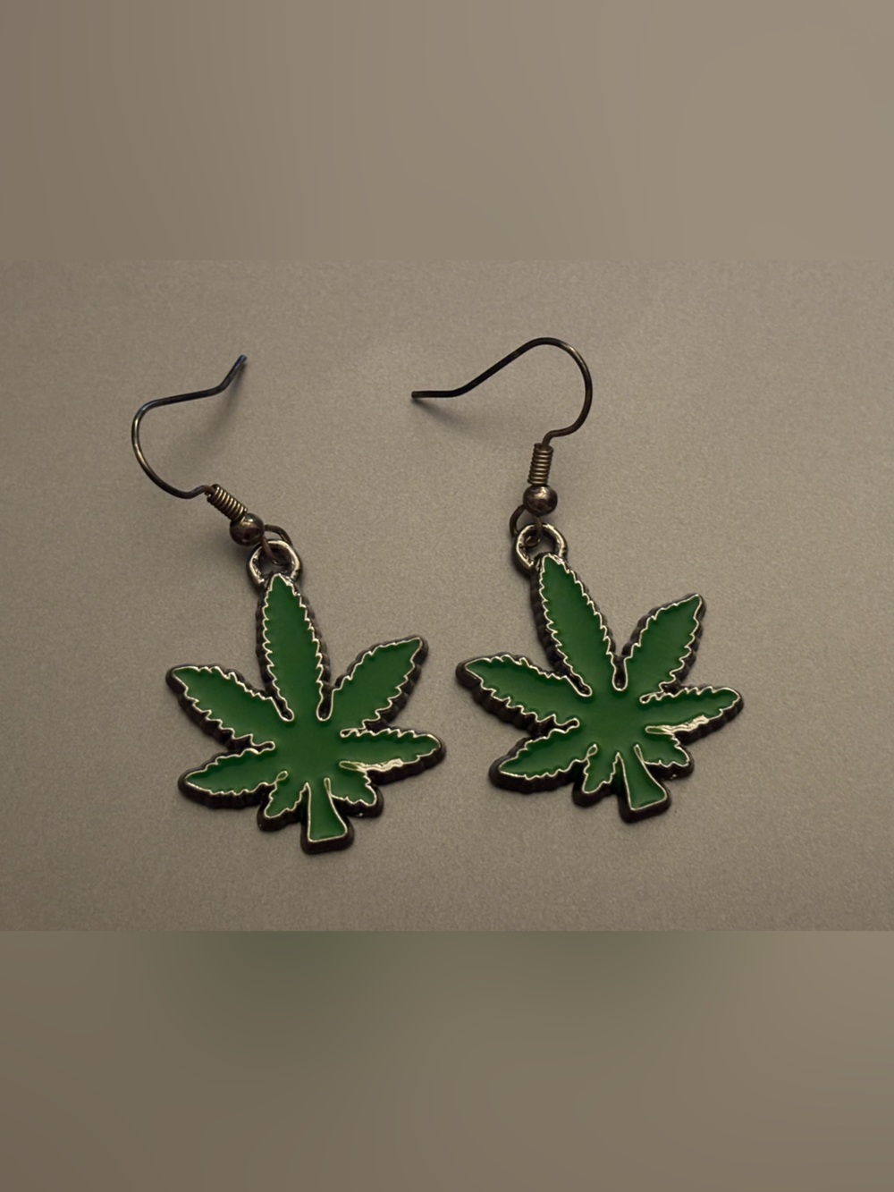 5 for 10 💵 “leaf” earrings